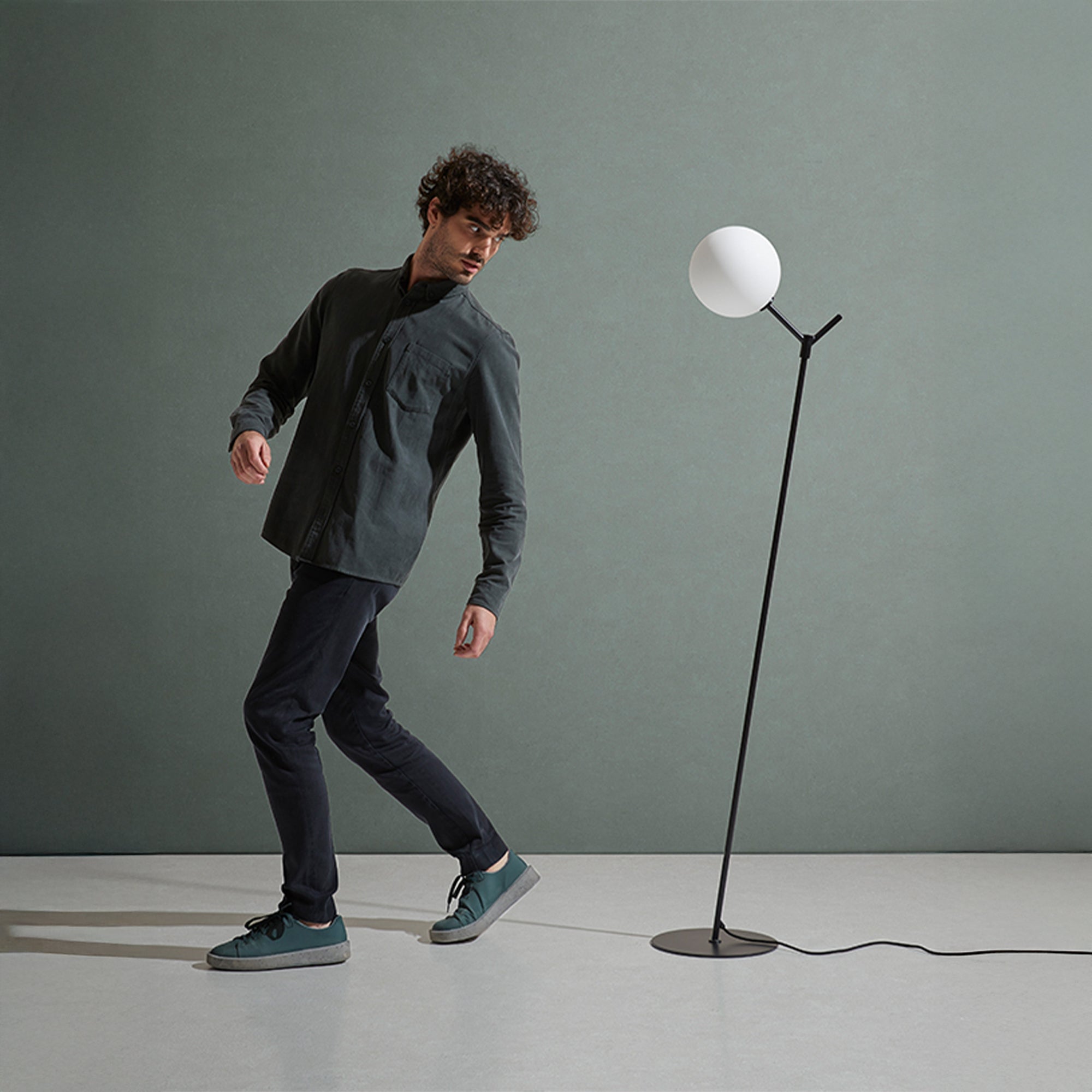 Lampa podłogowa Aromas Atom G9