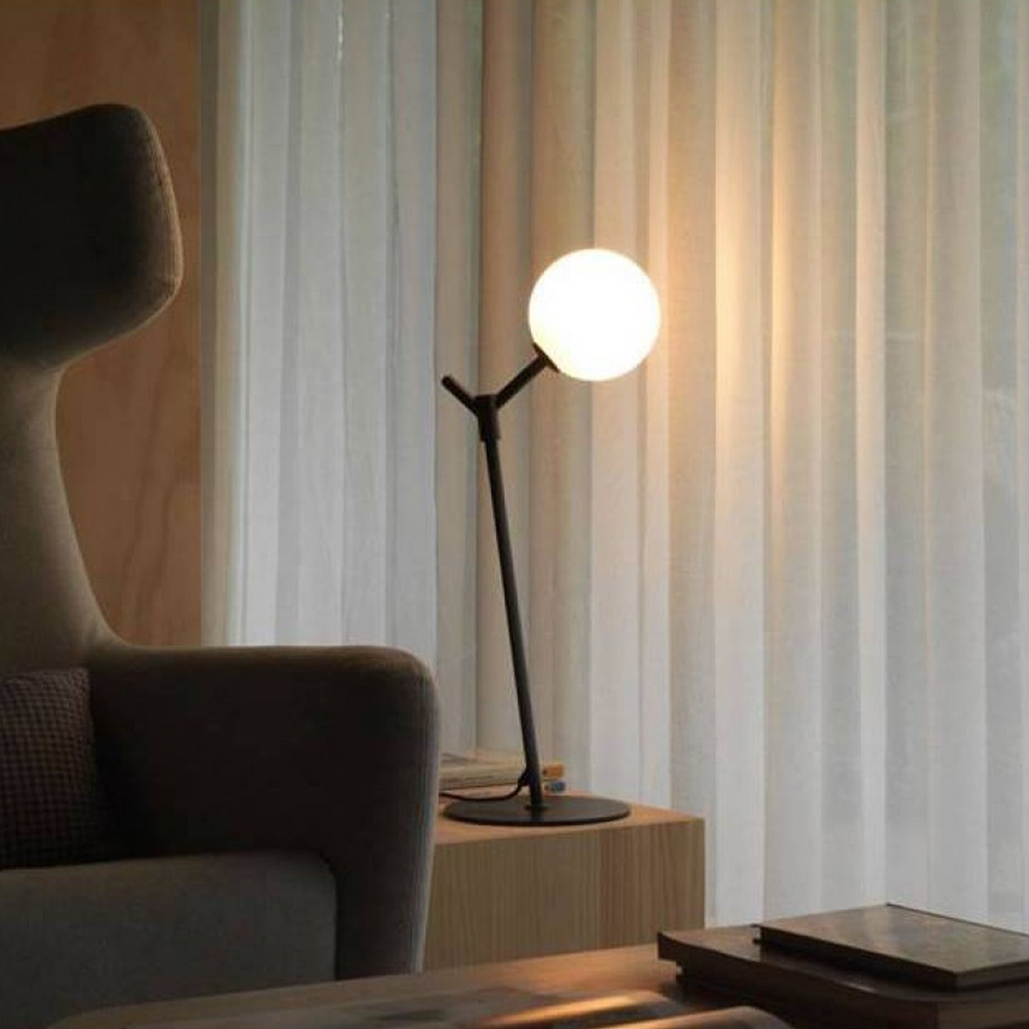 Lampa stołowa Aromas Atom G9